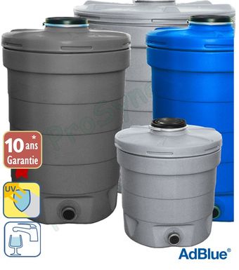 réservoir d'eau en plastique bleu dans la zone de la maison