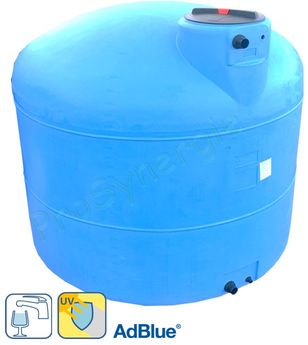 réservoir d'eau en plastique bleu dans la zone de la maison